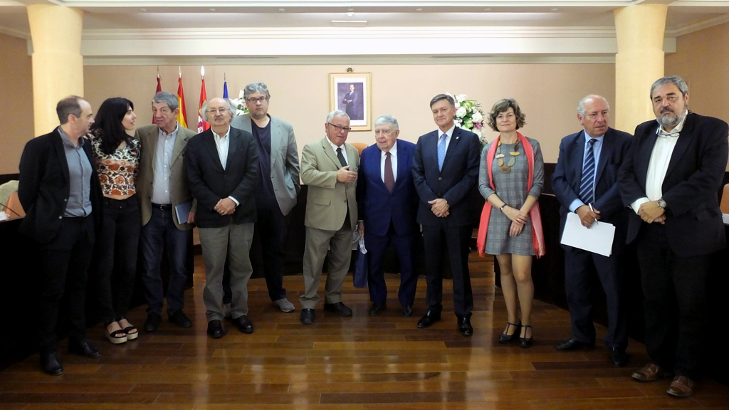 Juan Antonio González gana el premio Gil de Biedma 1 El jurado reunido antes de dar el fallo del XXIX Premio Gil de Biedma de Poesía. / El Adelantado