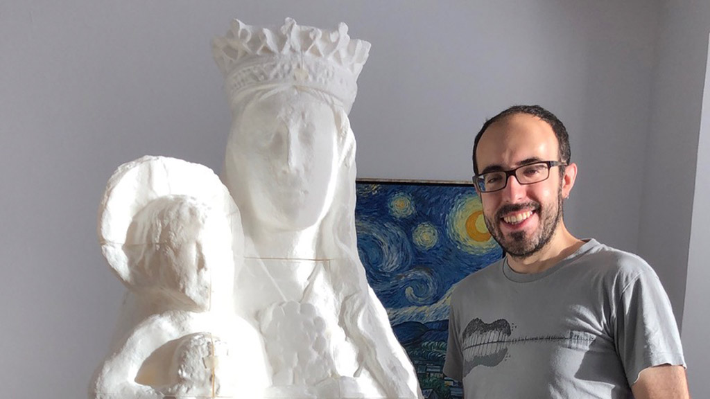 Una Virgen de 30 millones 1 Néstor F. Marqués, junto a la réplica de plástico de la Virgen del Acueducto. / E. A.