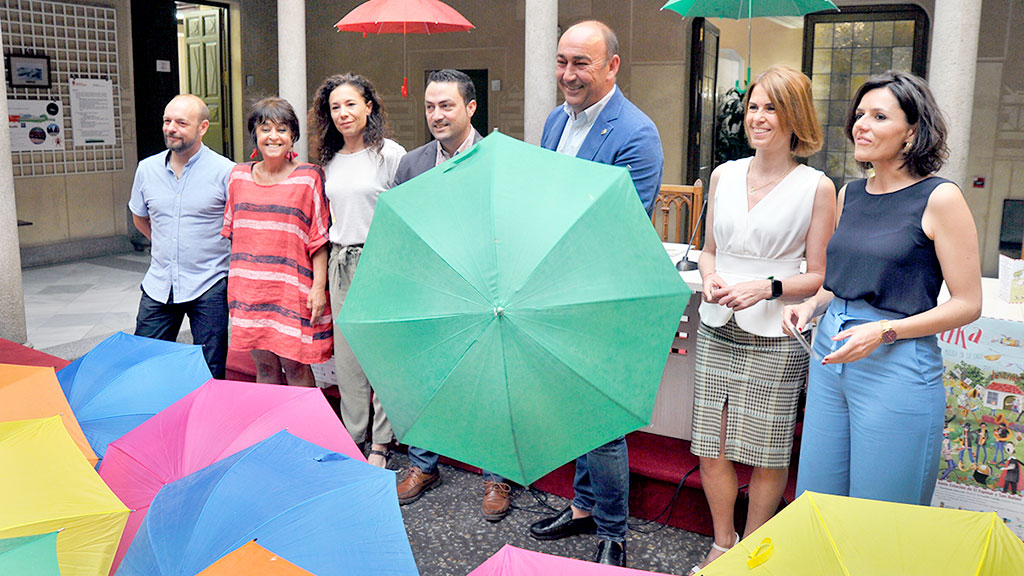Jesús Olmos, Claudia de Santos, Ruth Llorente, Javier Figueredo, M. Ángel de Vicente, Magdalena Rodríguez y Sara Dueñas. / kamarero
