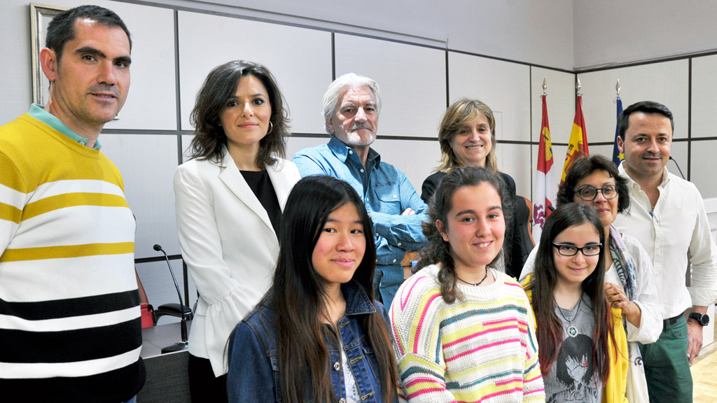 Los galardonados con los premios Emiliano Barral de cuentos posan junto con los representantes de las instituciones organizadoras de esta edición. /KAMARERO