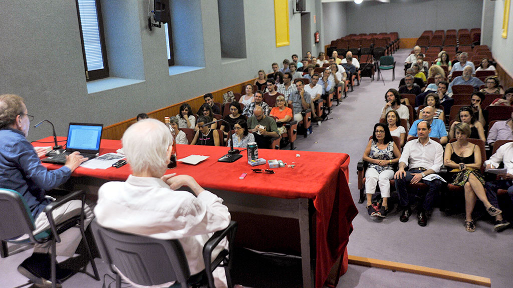 Un momento en el acto de presentación el Encuentro Eleusino de Segovia con Sánchez Dragó y Antonio Escohotado. / kamarero
