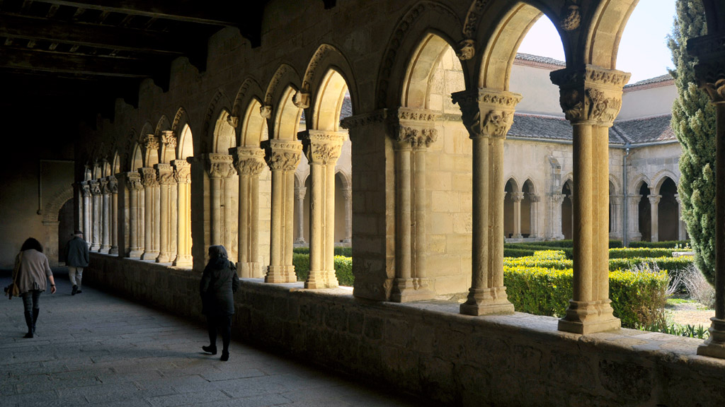 El claustro de la iglesia de Santa María es uno de los más bellos de la provincia. / kamarero