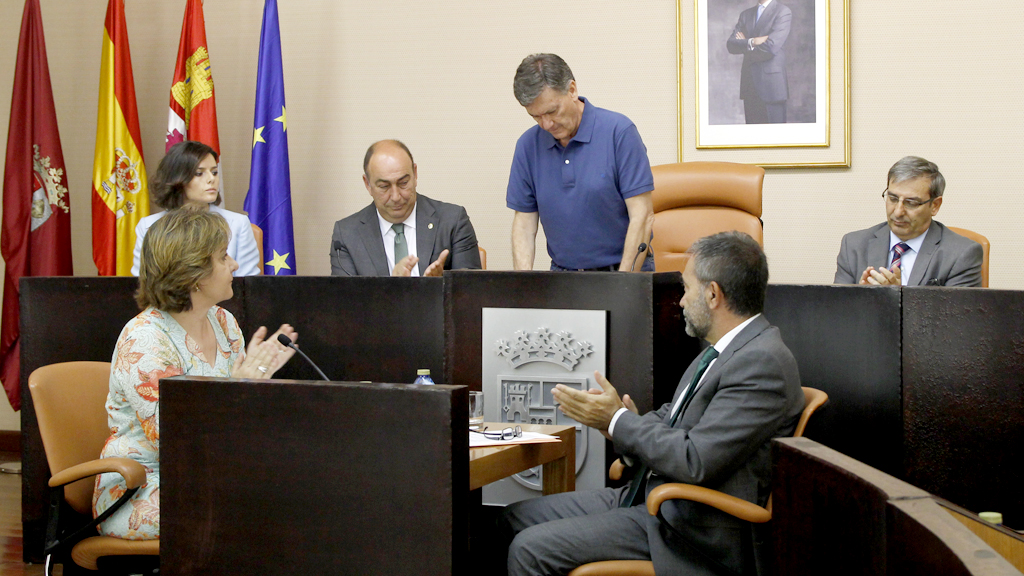 El presidente de la Diputación recibe el aplauso de la corporación. / Nerea Llorente