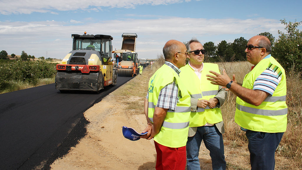 Autoridades municipales y de la Junta visitando las obras en la carrerera SG-241. / E. A.