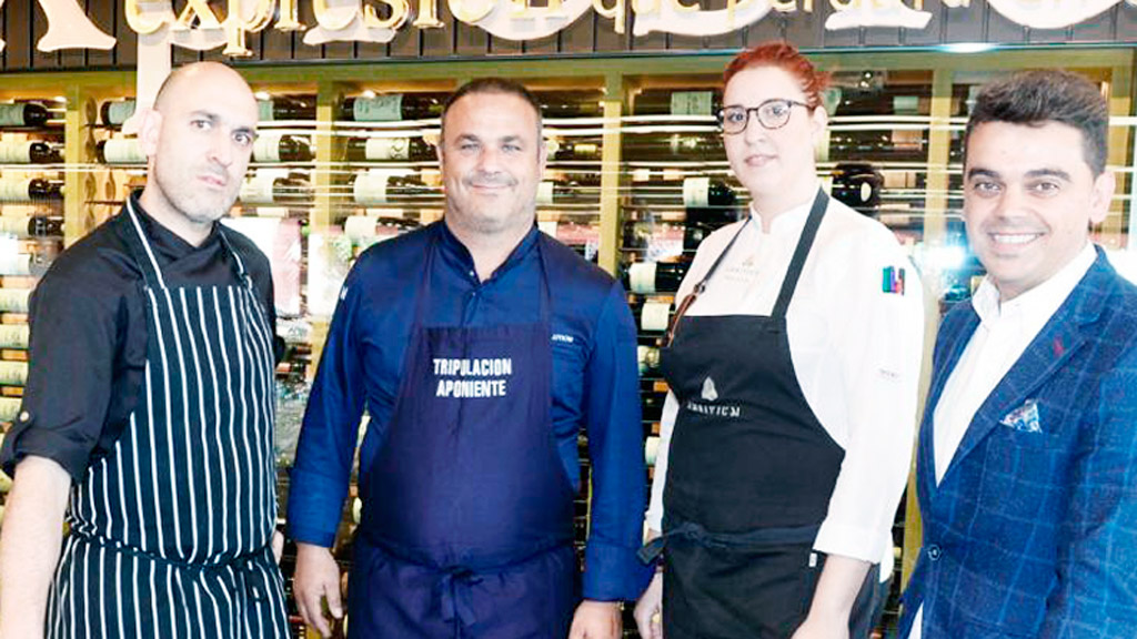 Los profesionales que intervinieron en la jornada posando juntos. / E. A.