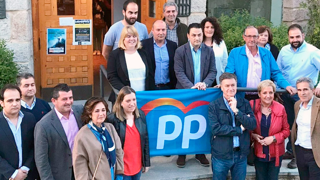 Los candidatura del Partido Popular de El Espinar posa antes de las elecciones municipales./el adelantado.
