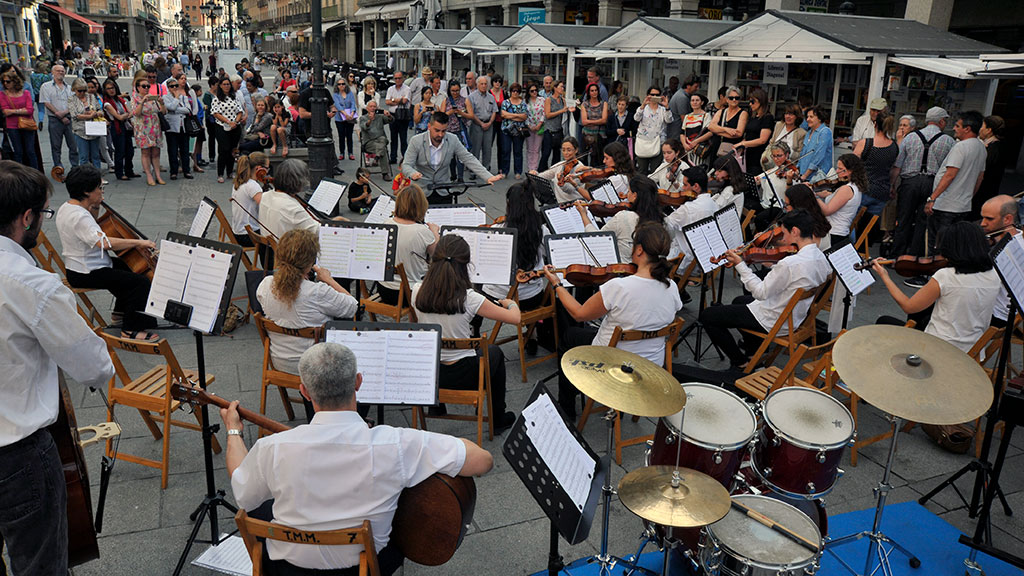 Un momento del concierto ofrecido por la Escuela Municipal de Segovia en la Avenida del Acueducto. / kamarero