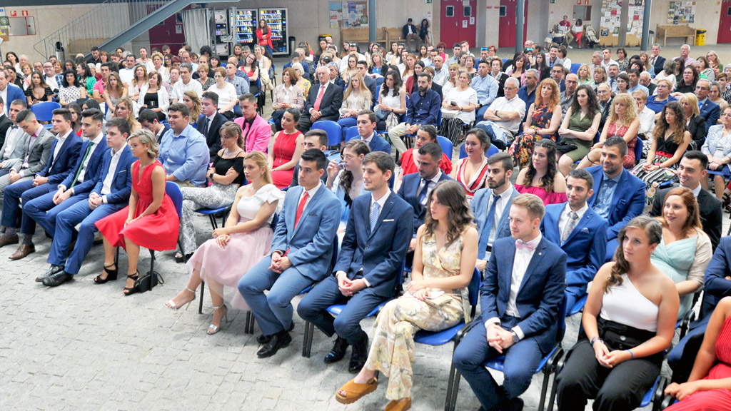 Los alumnos de la séptima promoción del grado en Educación Primaria escuchan los discursos de sus profesores antes de recibir las becas y sus diplomas. / KAMARERO