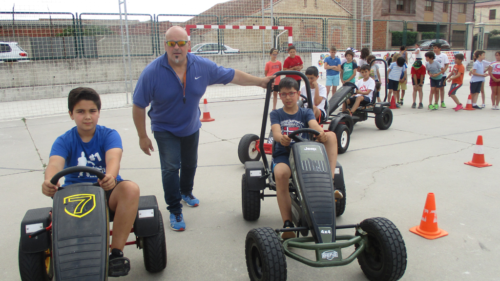Algunos de los pequeños, divirtiéndose con algunos de los juegos preparados para esta ocasión. / lourdes matarranz