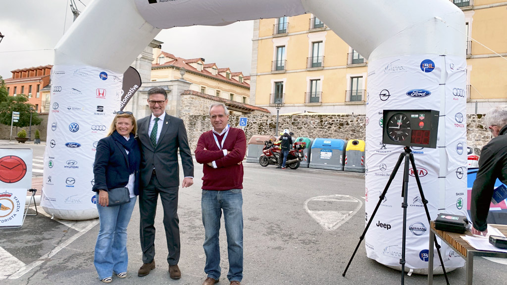 Los responsables de la prueba, con el alcalde en funciones del Real Sitio, José Luis Vázquez, en la salida de la prueba. / E. a.