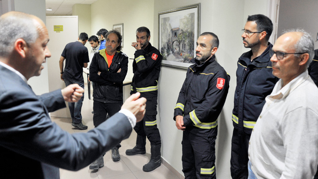 Explicación de Óscar Yanguas Molero sobre el curso práctico impartido a bomberos de la provincia de Segovia/ kamarero