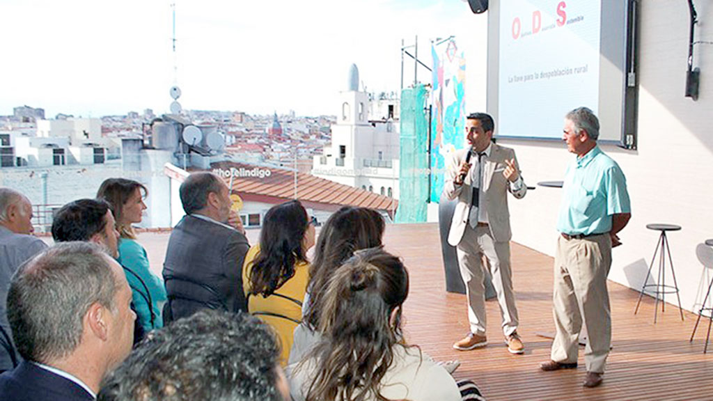 Diferentes empresarios se acercaron al encuentro en Madrid mostrando su interés por esta iniciativa social. / EL ADELANTADO