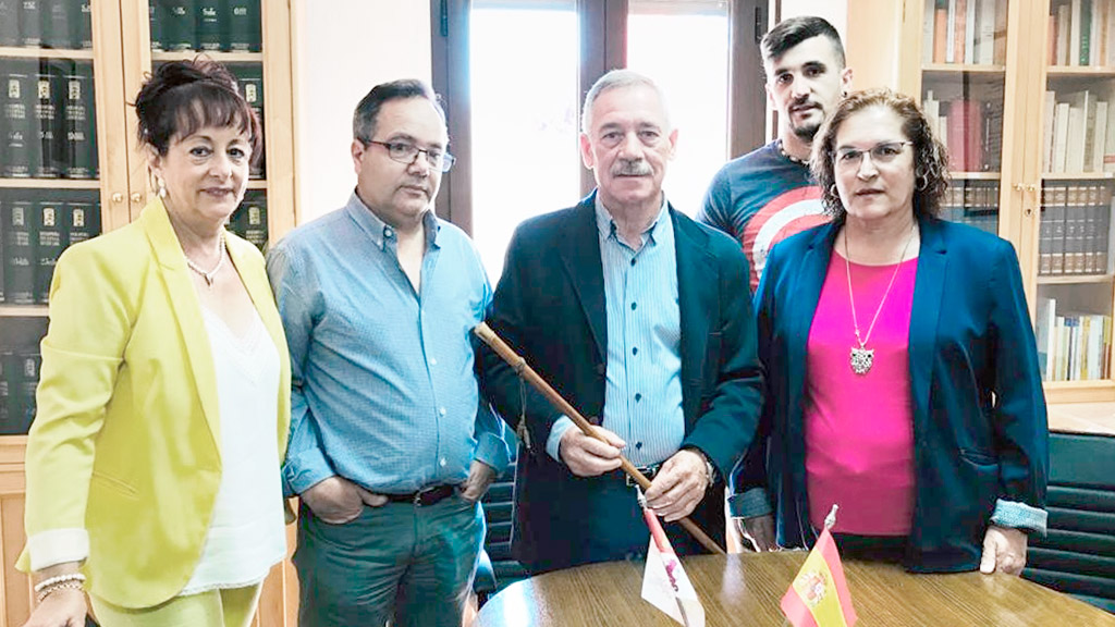 Pedro García junto a sus concejales el pasado sábado al recibir de nuevo el bastón de mando de Aldea Real. / E. A.
