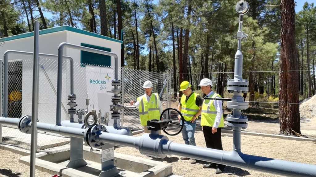 Operarios de Redexis en la estación para la derivación a la red de gas natural ubicada en San Martín y Mudrián. / E. A.