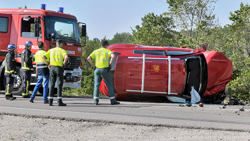 Guardia Civil y bomberos de Segovia han auxiliado a los cuatro ocupantes del vehículo accidentado, que posteriormente fueron atendidos por personal sanitario. / Kamarero