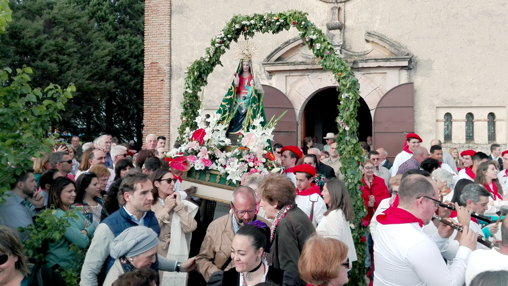 Durante la celebración los quintos son los encargados de sacar a la Virgen del Pinar de su ermita. /EL ADELANTADO