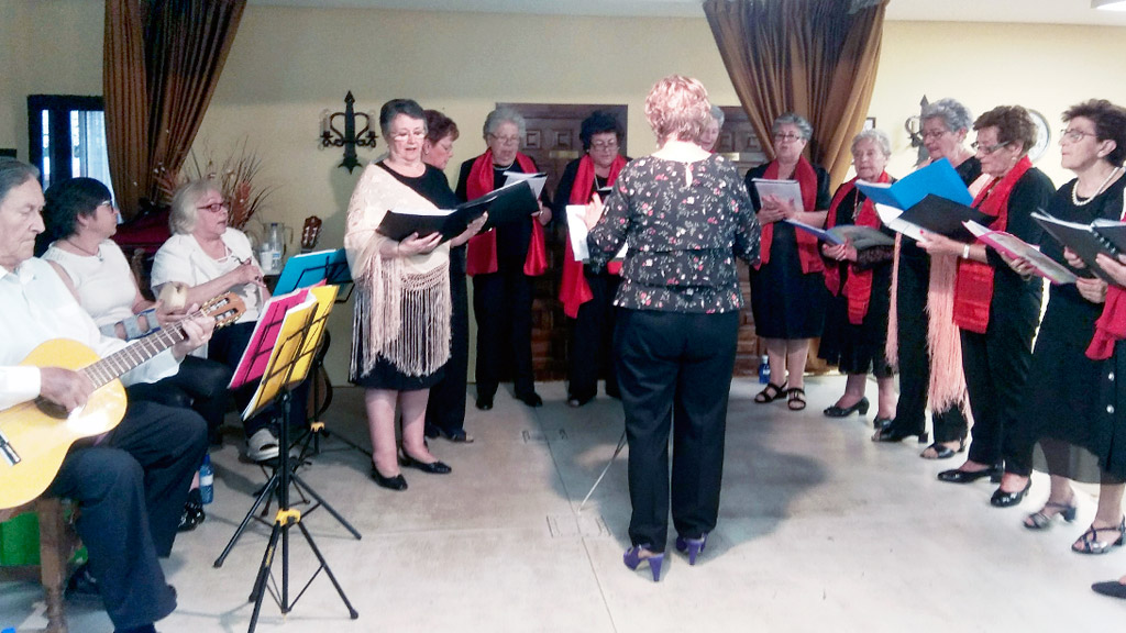 Los mayores del Centro de Día disfurtan del concierto de una agrupación Coral./ el adelantado