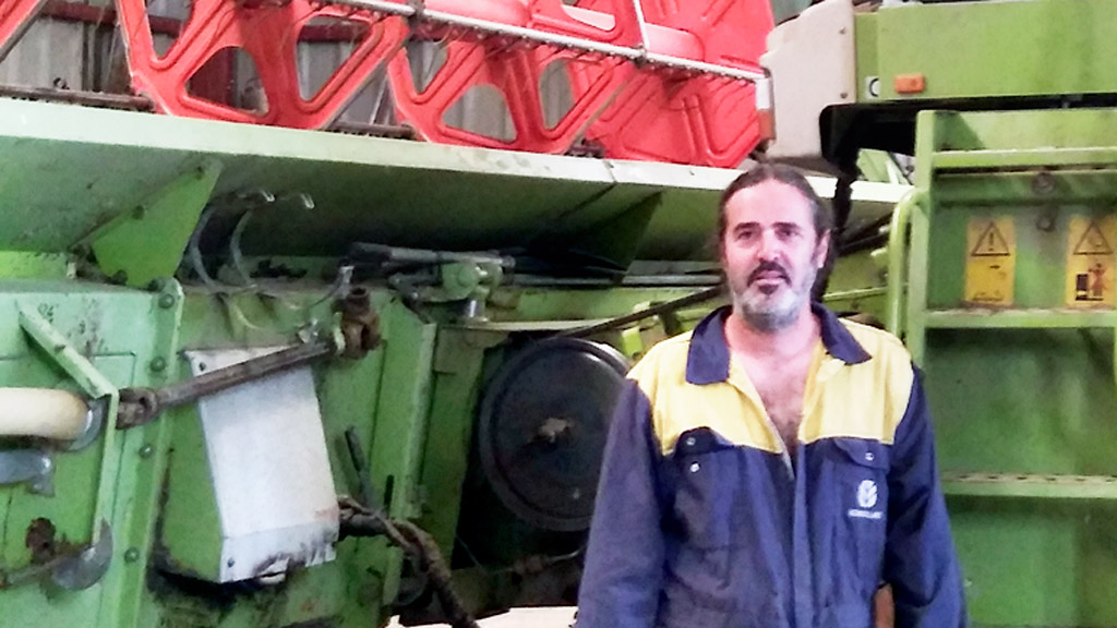 Durante varios días estuvo preparando la máquina con la que trabaja./ A. M.