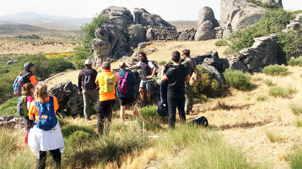El programa Atajo inicia su andadura, inagurando el verano en El Espinar 1 Un momento en la marcha del Programa cultural Atajo. / El Adelantado