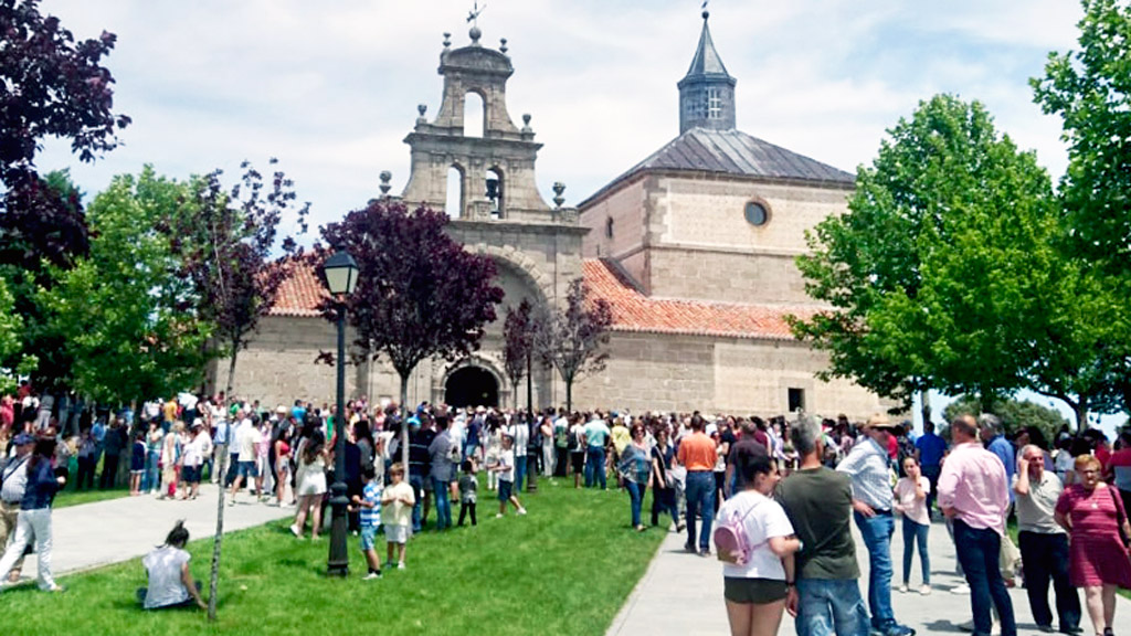 Salida de los vecinos de la ermita de San Antonio del Cerro. / Lucía Luque