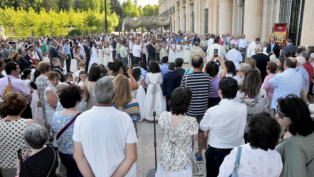 Un momento del recorrido de la procesión en una de las paradas de los altares ubicados en los Jardines de Palacio. / kamarero