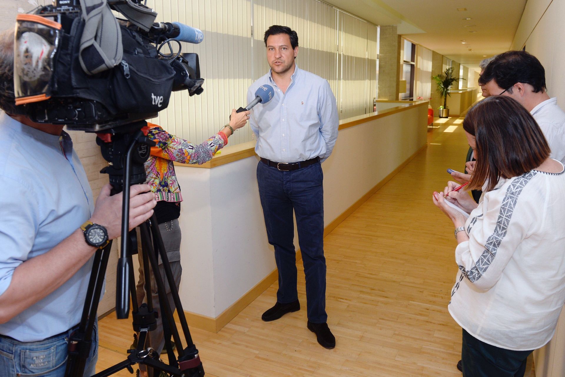 El procurador del PP, Raúl de la Hoz, atiende a los medios de comunicación en la sede del parlamento regional. / efe