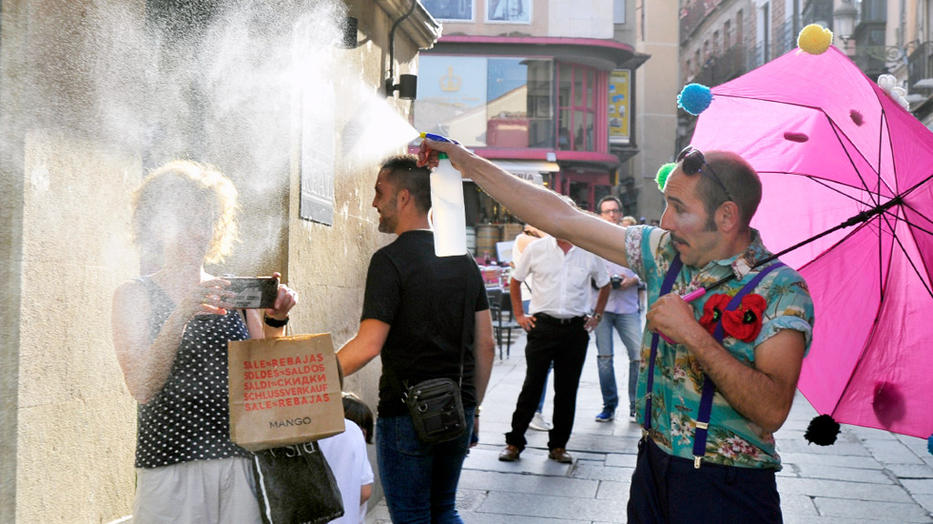 El calor aprieta y cualquier refresco es bueno./KAMARERO