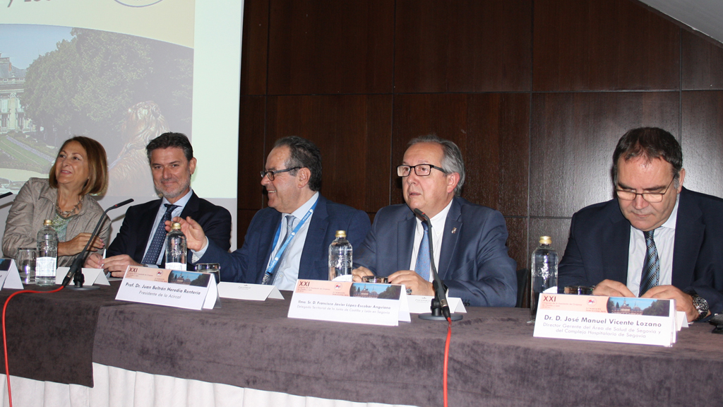 Los ciudadanos puntúan la sanidad pública de Castilla y León con un 7,07 1 Las autoridades, durante la inauguración de las jornadas. / E.A.