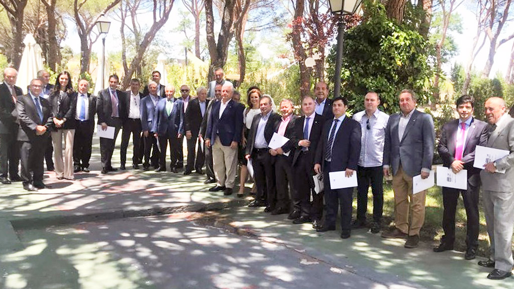 Los empresarios  participantes en la asamblea posaron tras concluir los trabajos./ EL ADELANTADO