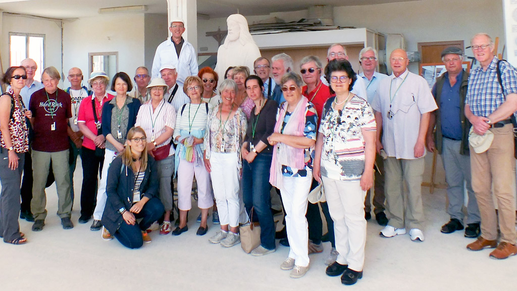 Turistas alemanes conocen las técnicas de cantería de Sepúlveda 1 Los turistas se interesaron por la forma de trabajar de los canteros sepulvedanos. / el adelantado