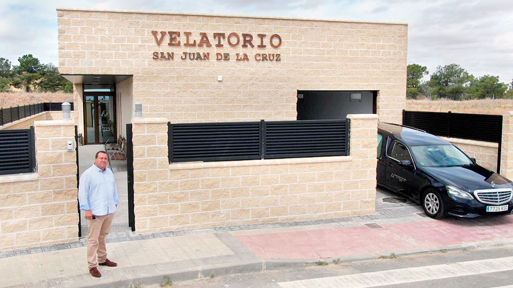 La Agencia Funeraria Santa Teresa inauguró el velatorio de Villacastín 1 Fachada del Velatorio de Villacastín, ante la cual posa el director de la Agencia Santa Teresa, Óscar de la Fuente. / E.A.