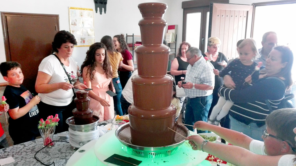 Grandes y pequeños disfrutaron de un aperitivo a base de frutas y chocolate caliente. / el adelantado