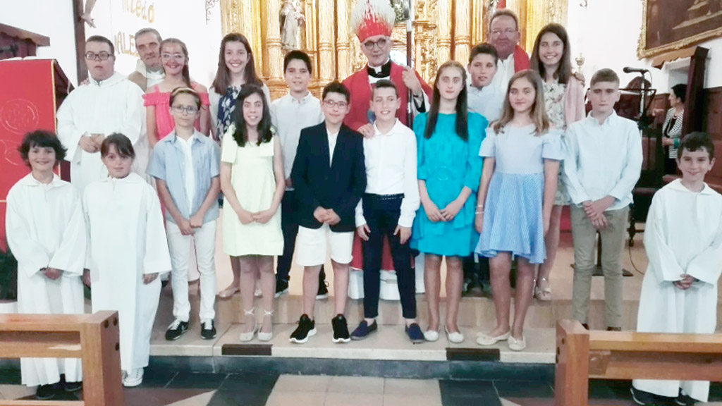 Los confirnmados junto al obispo, el párroco y el vicario pastoral. /LOURDES MATARRANZ