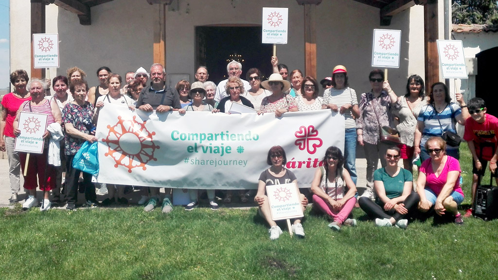Los participantes de la marcha, ante la ermita de Cabezuela.