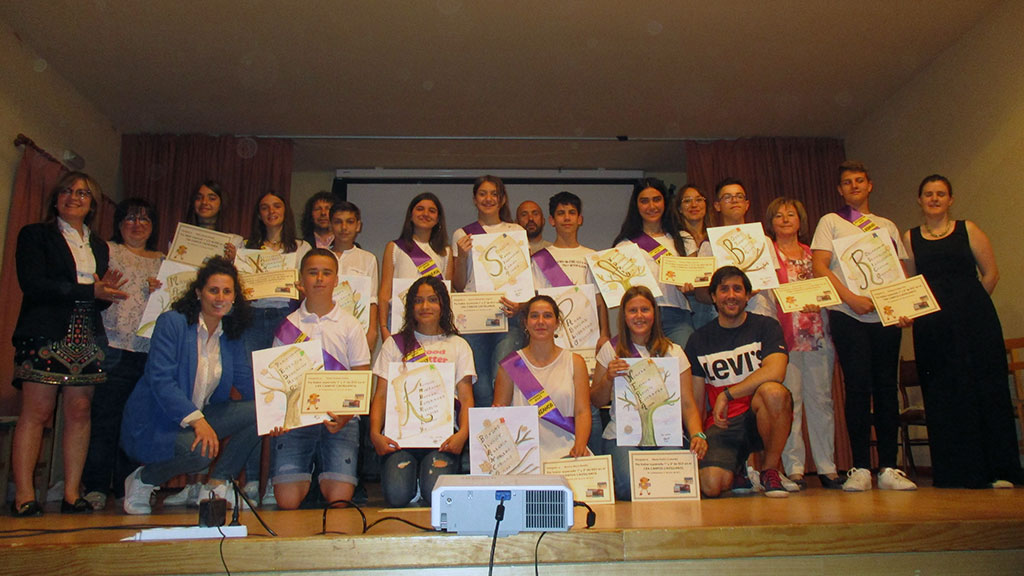 Alumnos y profesores se hicieron una foto de familia al terminar el acto. / E. A.
