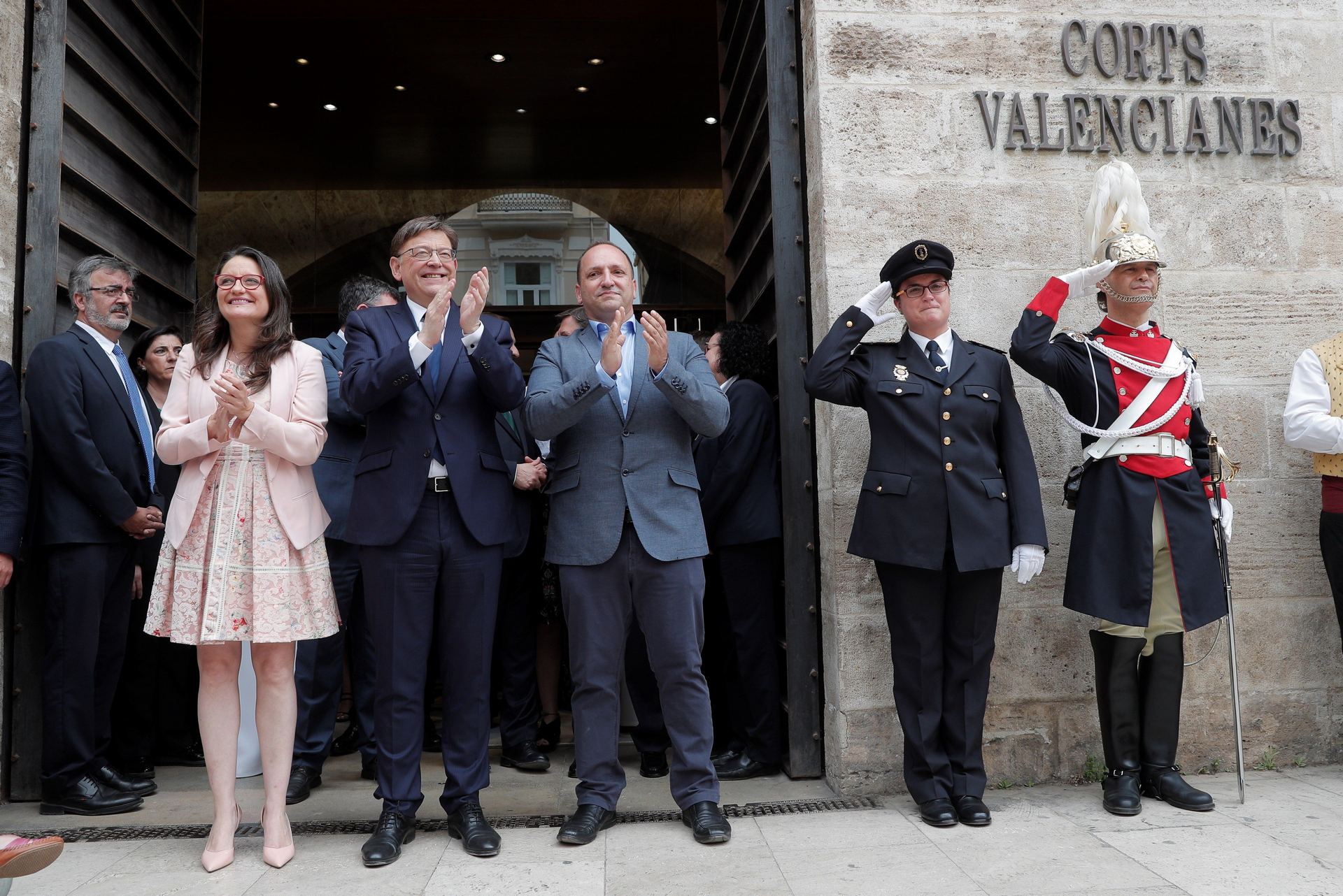 El presidente Ximo Puig (c) aplaude junto con sus socios de gobierno.