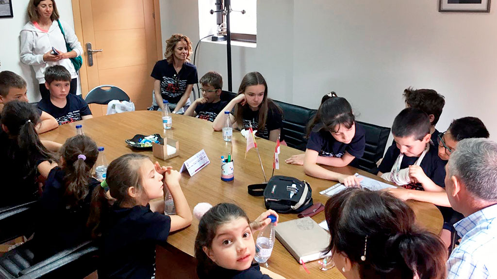 Tras una ruta por la localidad los infantiles llegaron al Consistorio donde hicieron preguntas a la corporación municipal. / L. M.