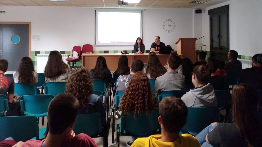 La charla tuvo lugar en el salón de actos del instituto. / El Adelantado