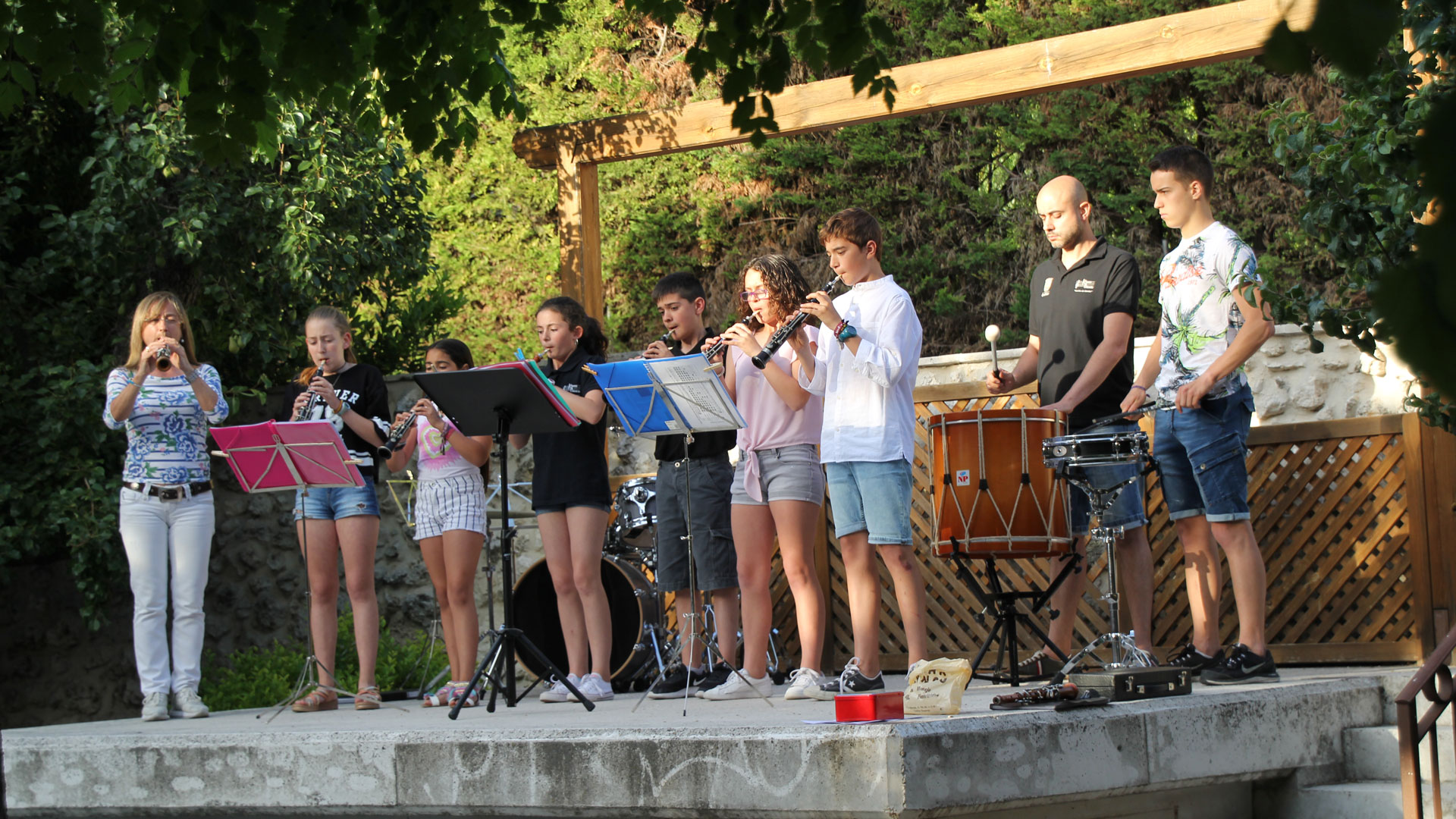 Alumnos del grupo de dulzainas de la Escuela de Música en su actuación en Tenerías./ c. n