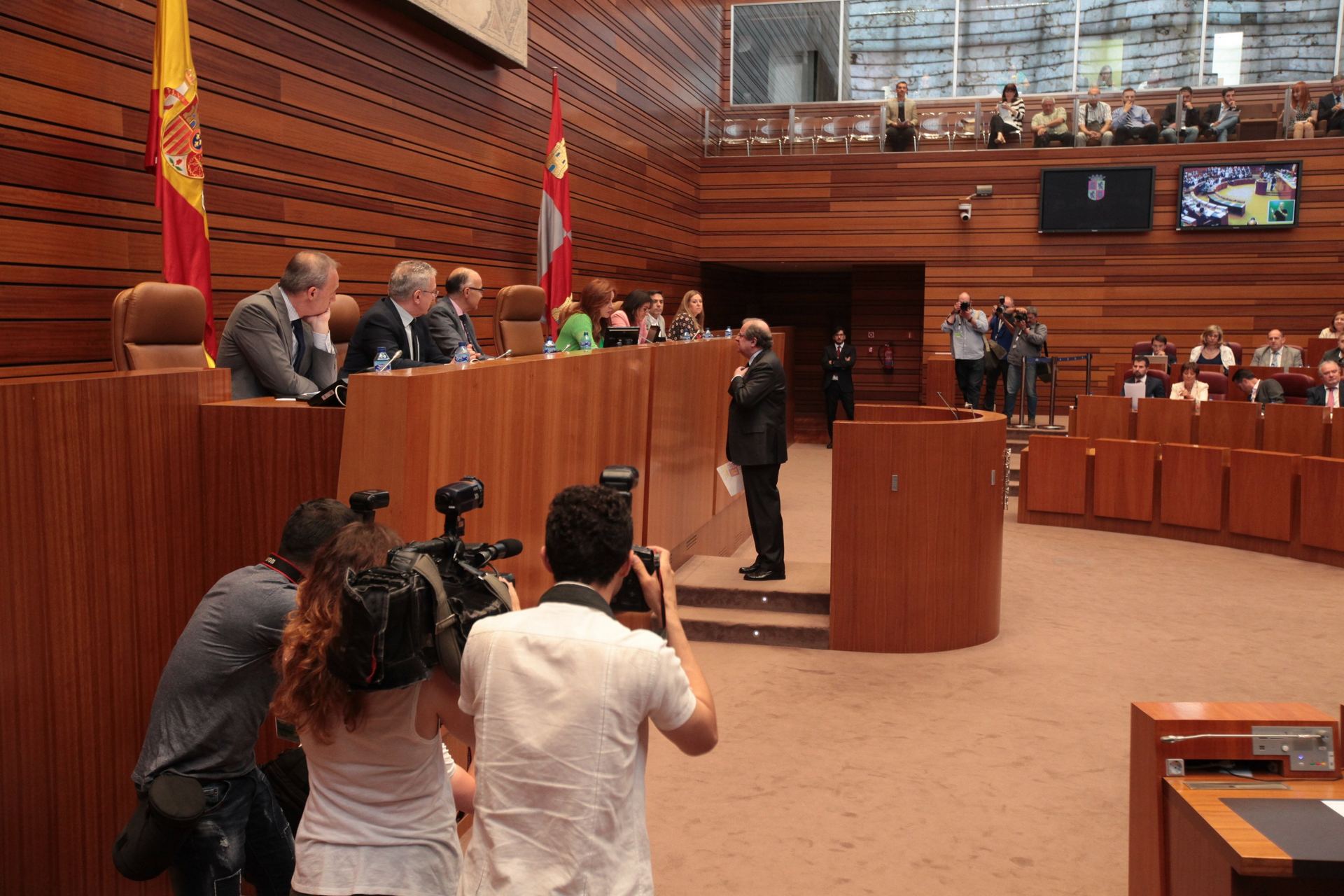 El presidente de la Junta, Juan Vicente Herrera, habla con la Mesa de las Cortes en la anterior Legislatura. / europa press
