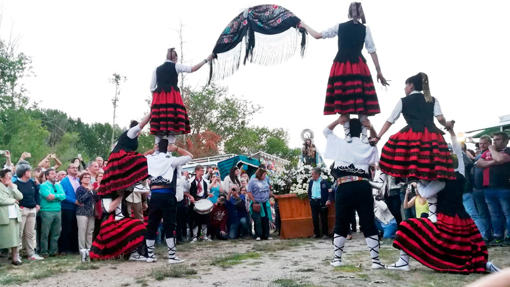 El grupo de danzas y paloteos de la localidad realizó diferentes bailes tradicionales durante las procesiones. /ANABEL CABRERO