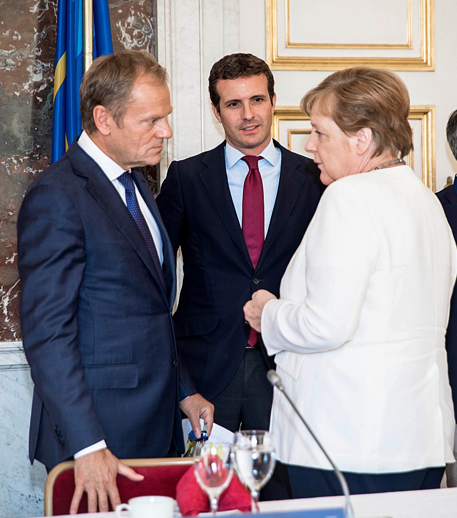 Pablo Casado (c) junto a Donald Tusk y Angela Merkel en Bruselas. / EFE