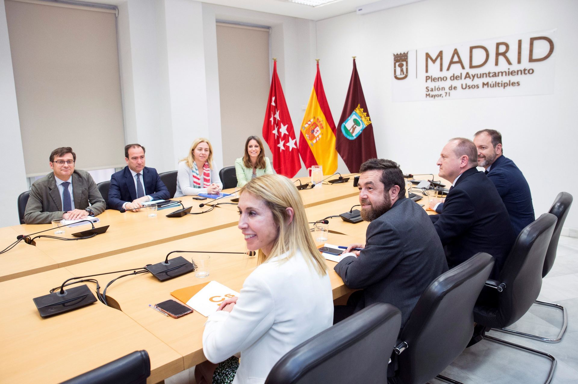 Miembros del Partido Popular y de Ciudadanos, durante su reunión en el Ayuntamiento de Madrid. / efe