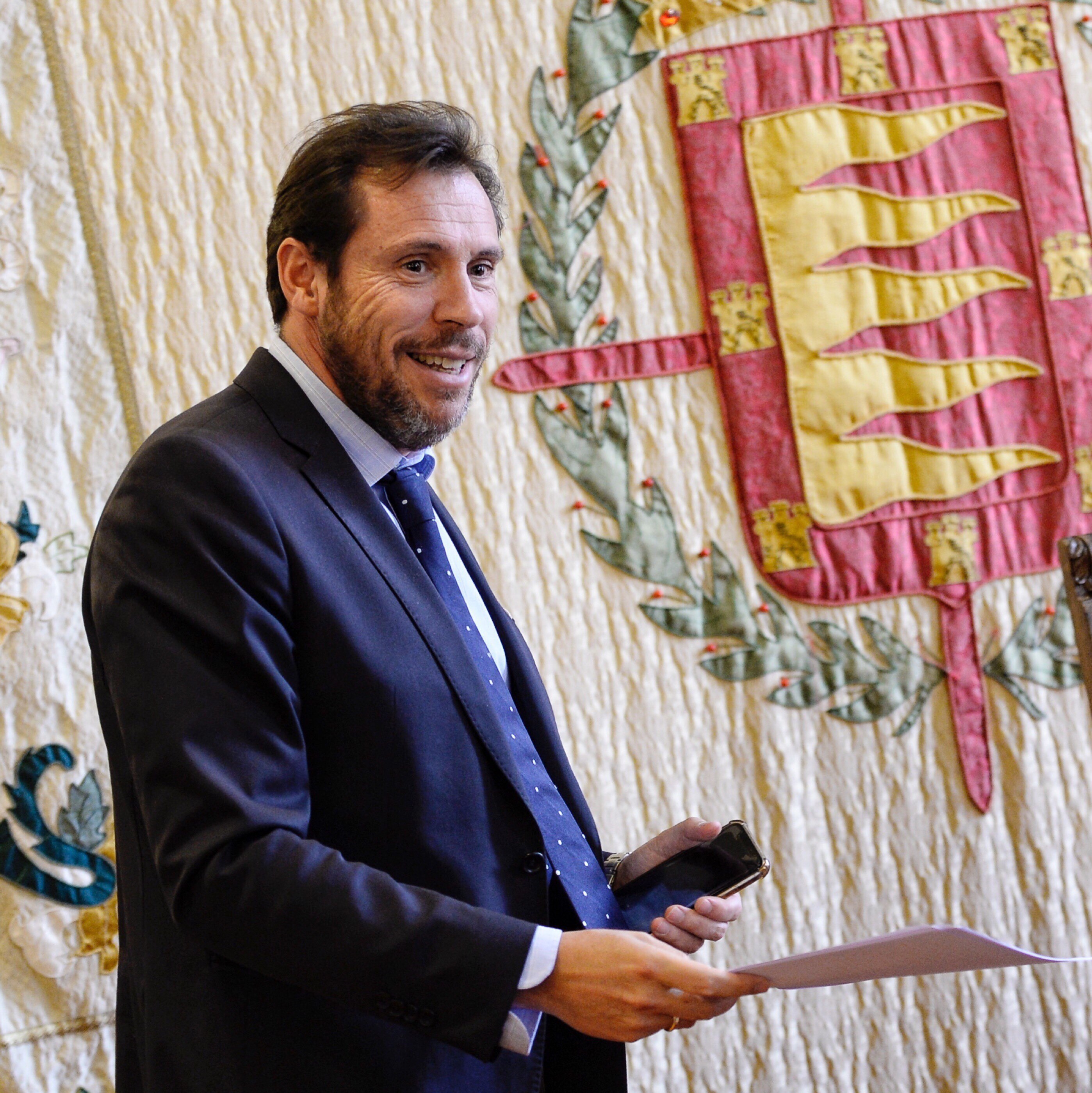 El alcalde en funciones de Valladolid, Óscar Puente, ofrece una rueda de prensa ante los medios de comunicación. / efe