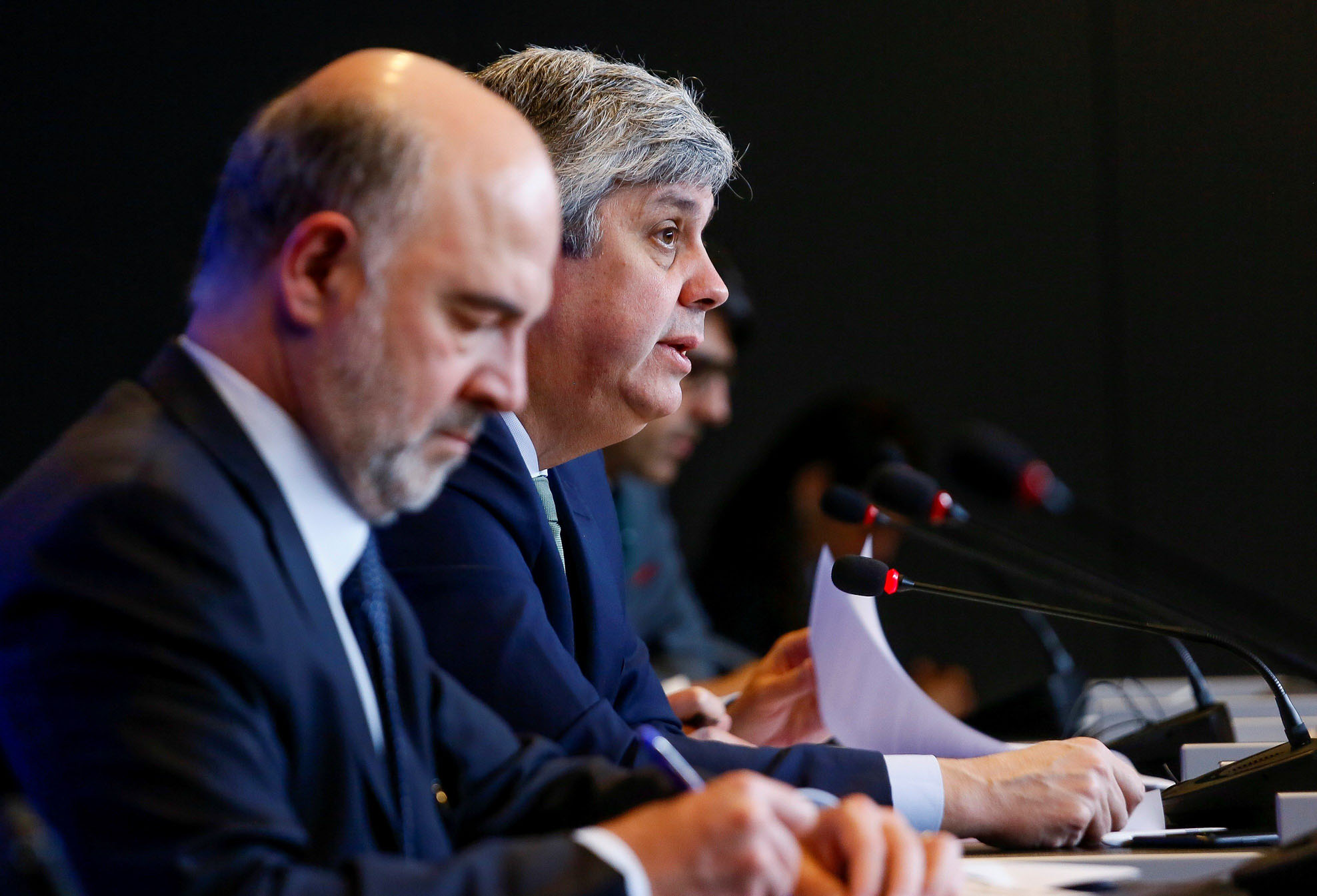 El presidente del Eurogrupo, Mário Centeno (d), y el comisario europeo de Asuntos Económicos, Pierre Moscovici (i). / EFE