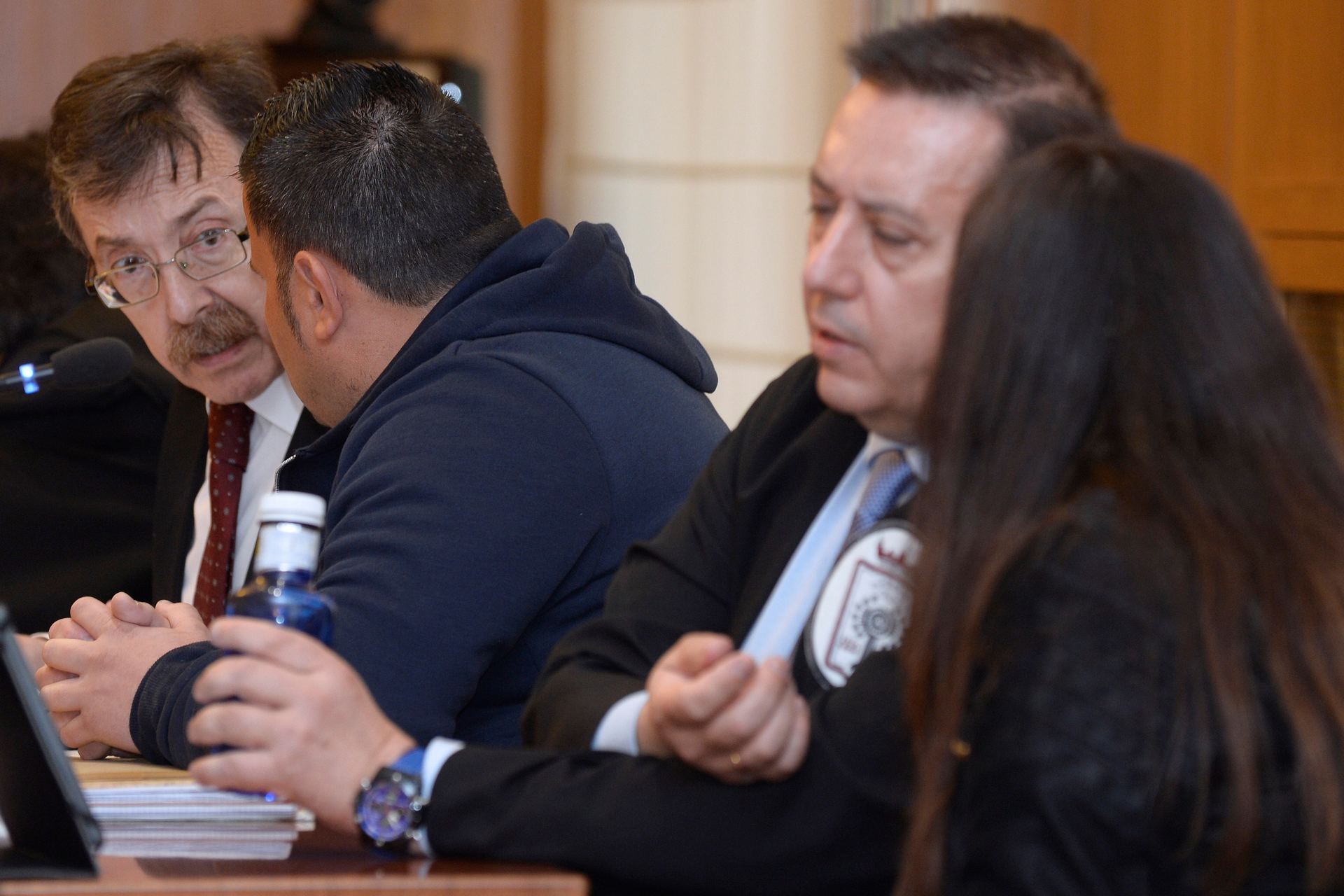 Los abogados de las defensas de Davinia M.G. (d), y el compañero sentimental de la progenitora, Roberto H.H. (3d), conversan con los acusados. / efe