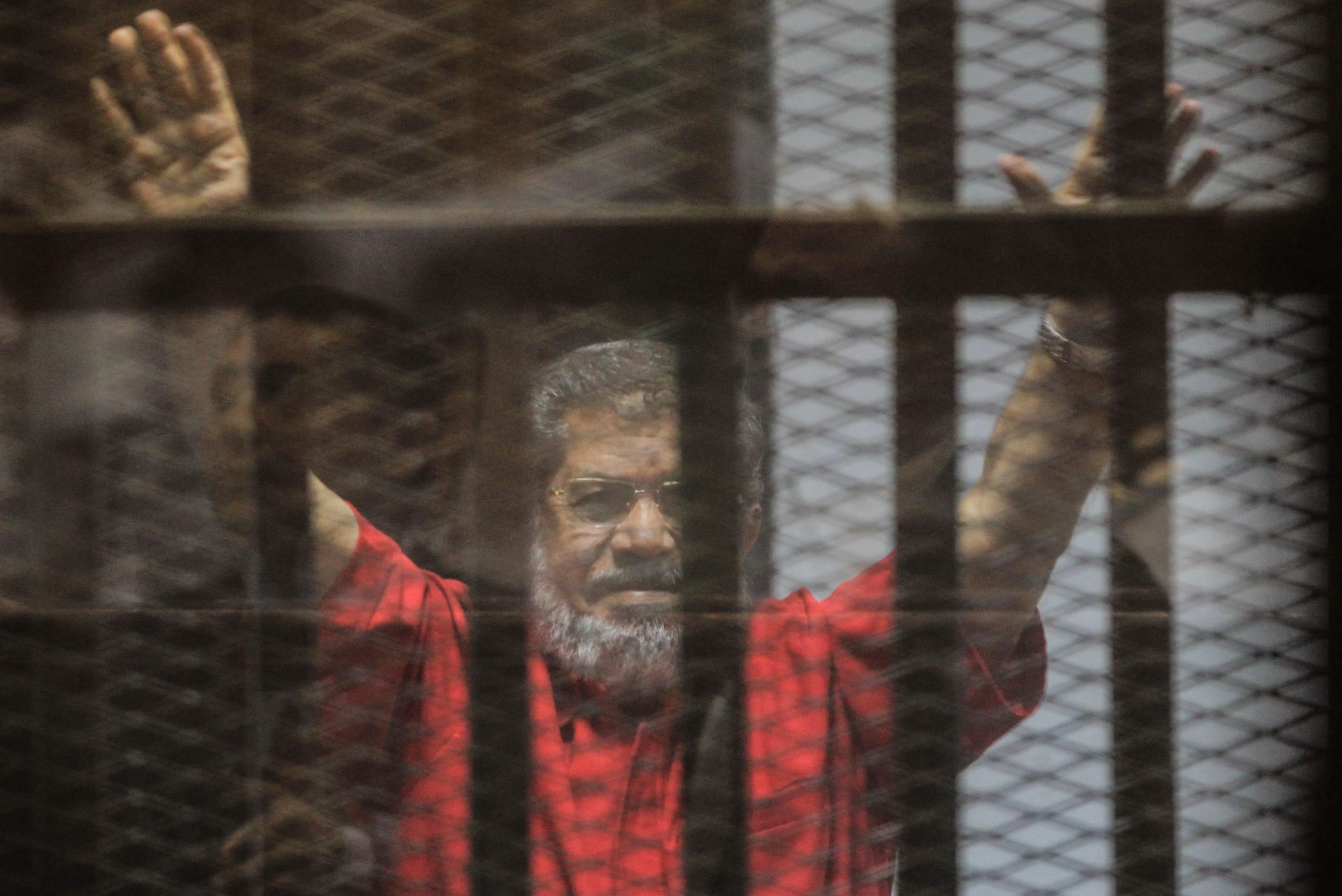 Imagen tomada el 16 de diciembre de 2015 que muestra al expresidente Mohamed Mursi en prisión.