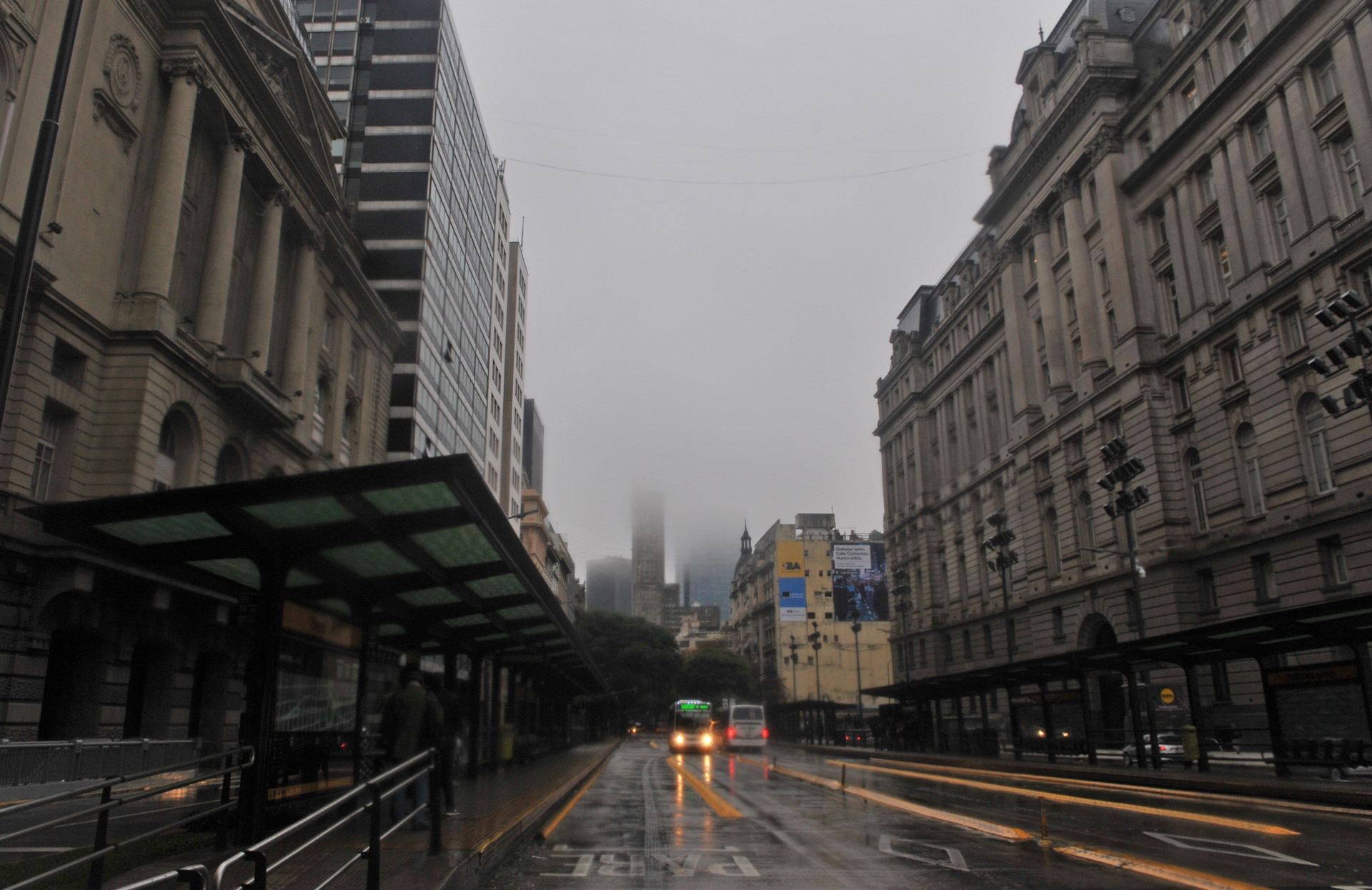 Imagen del centro de Buenos Aires durante el apagón del domingo que afectó a Argentina, Uruguay y Paraguay.