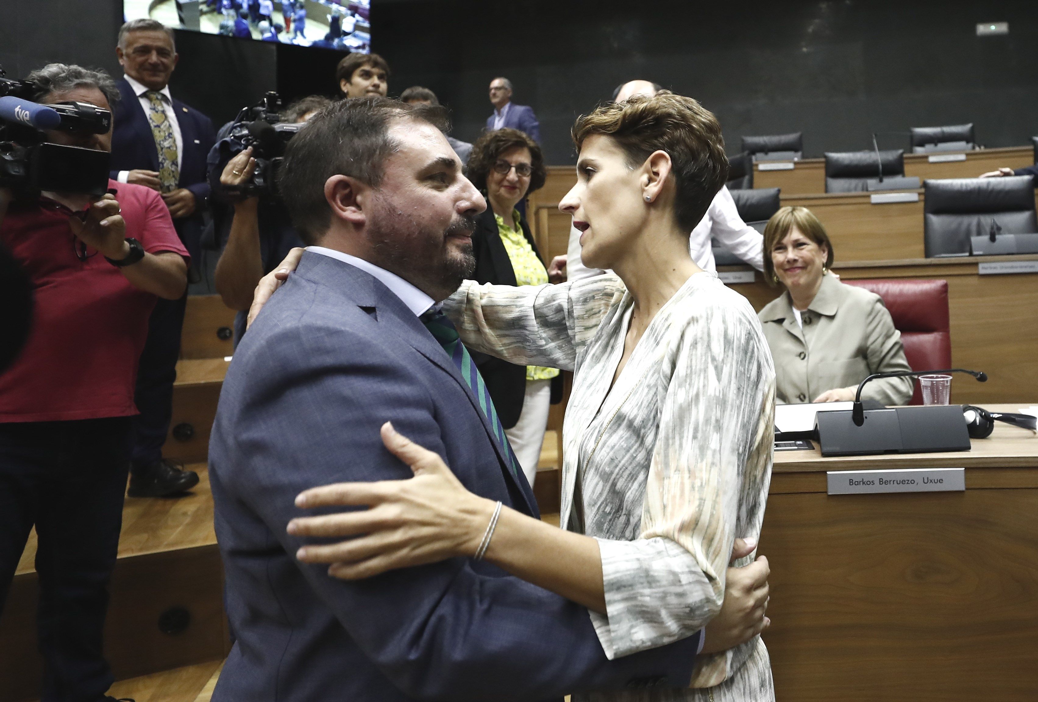 La socialista, María Chivite, felicita al nuevo presidente del Parlamento de Navarra, Unai Hualde. / efe