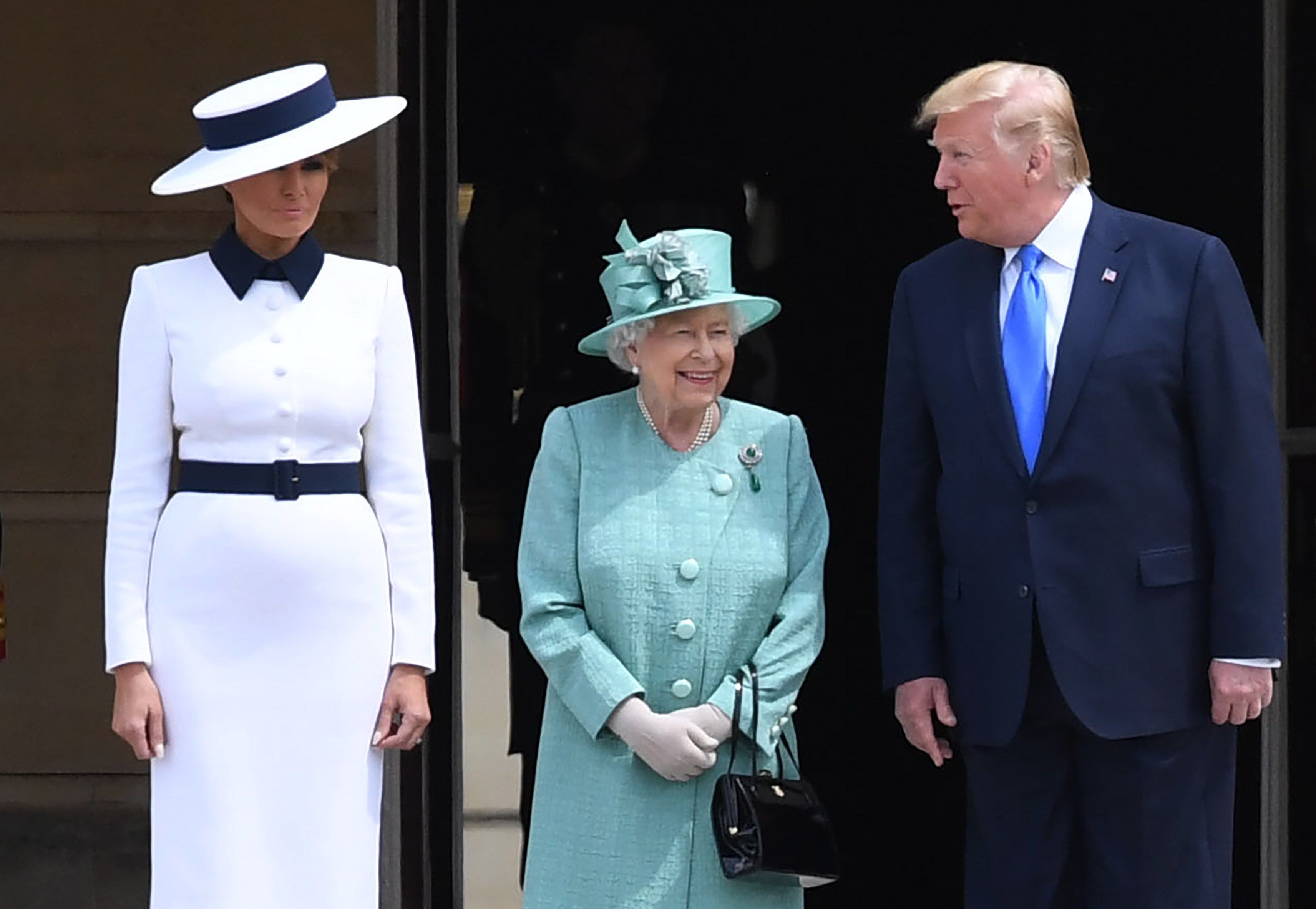 La reina Isabel II de Inglaterra recibe al presidente de los Estados Unidos, Donald Trump, y a su mujer, Melania. / EFE primera dama, Melania Trump, llegaron a los jardines del palacio en el helicóptero Marine One de EE.UU., en una jornada calurosa y ligeramente nubosa en la capital británica. EFE/ Str